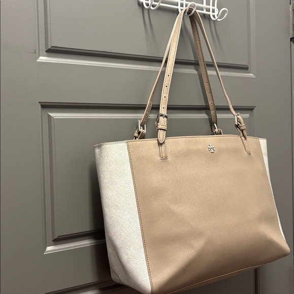 Tory Burch 'York' Buckle Tote Bag made of Saffiano leather Color: Gray & Silver - Picture 3 of 12